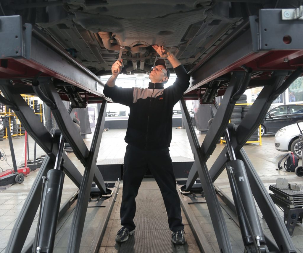 Homem fazendo manutenção em carro